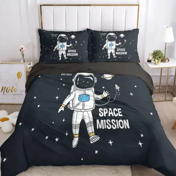 Ensemble de literie avec motif d'astronaute et d'espace, parfait pour une chambre d'enfant.