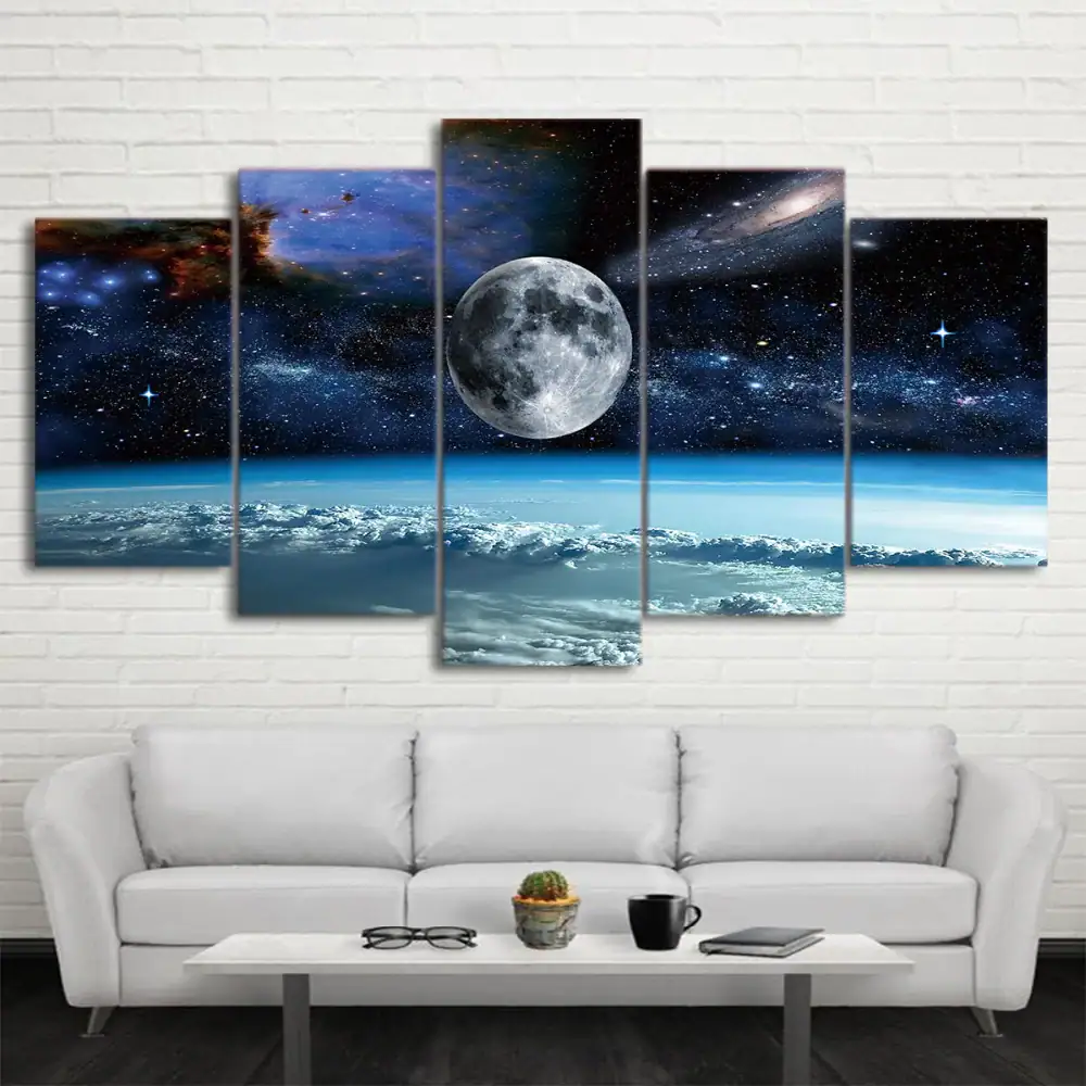Panneau mural artistique représentant la lune, la Voie lactée et un ciel étoilé, parfait pour la décoration intérieure moderne.
