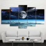 Panneau mural artistique représentant la lune, la Voie lactée et un ciel étoilé, parfait pour la décoration intérieure moderne.