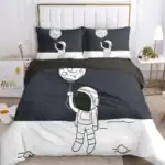 Vêtement de lit avec motif astronautes et lune, parfait pour une décoration de chambre d'enfant ou d'adolescent inspirée de l'espace et de l'univers.