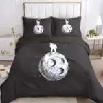 Vêtement de lit noir avec motif de lune et chat, parfait pour une décoration de chambre originale et cosmique.