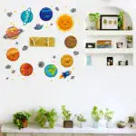 Décoration murale éducative représentant le système solaire avec planètes colorées et soleil joyeux pour une chambre d'enfant ou une salle de classe.
