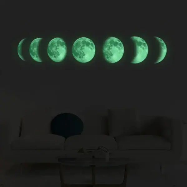 Illustration artistique de la lune en différentes phases, projetée sur un mur sombre, créant une ambiance mystérieuse et scientifique dans un intérieur moderne.