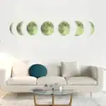 Baladez-vous à travers les différentes phases de la lune illustrées en décoration murale dans un salon contemporain.