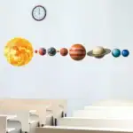 Modèle mural du système solaire avec le Soleil, planètes et horloge, parfait pour l'apprentissage en classe ou la décoration éducative.