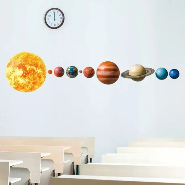 Modèle mural du système solaire avec le Soleil, planètes et horloge, parfait pour l'apprentissage en classe ou la décoration éducative.