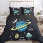 Vêtement de lit avec motif spatial pour enfant, comprenant une housse de couette et deux taies d'oreiller, décoré de planètes, fusées et étoiles dans un style coloré et ludique.