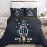 Vêtement de lit avec motif fusée et texte "Super Dude" sur la taie d'oreiller et la couverture, parfait pour une décoration de chambre à thème spatial ou pour les amateurs d'astronomie.