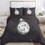Vêtement de lit noir avec motif de la lune, astronaute et étoiles, parfait pour une décoration de chambre inspirée de l'espace.