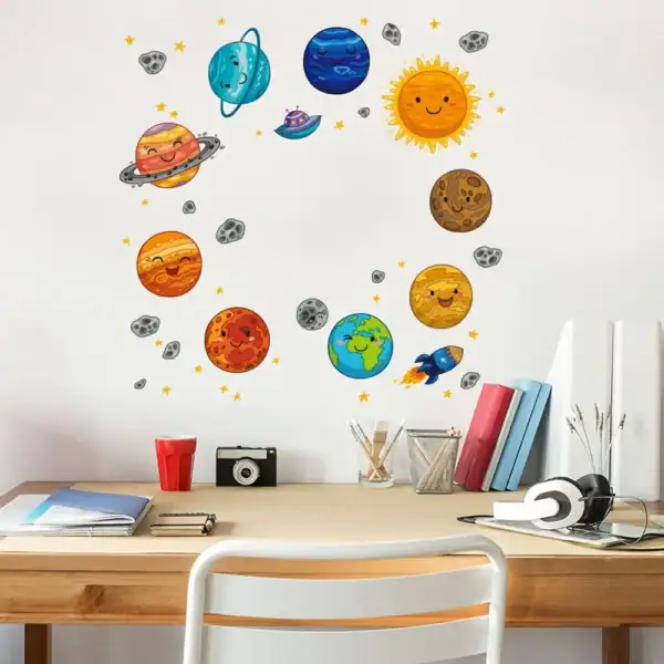 Illustration ludique du système solaire avec planètes, astéroïdes et soleil souriant, idéale pour la décoration éducative ou scientifique.