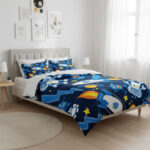 Couette et oreillers avec motif spatial pour chambre d'enfant, décorée dans un style moderne et lumineux.