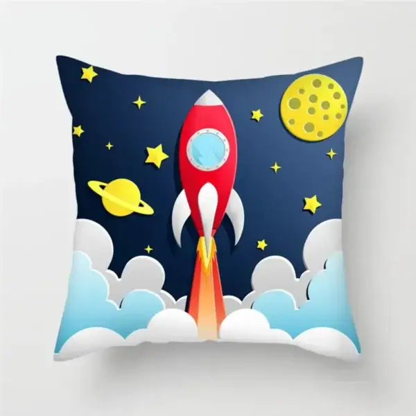Coussin décoratif avec motif de vaisseau spatial, étoiles, planète et lune dans un univers coloré, parfait pour une décoration thématique scientifique ou spatiale.