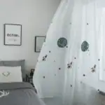 Vitrine décorative avec motifs planètes et fusées pour chambre d'enfant, idéale pour une décoration scientifique et ludique.