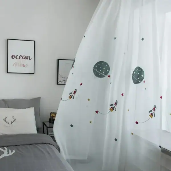 Vitrine décorative avec motifs planètes et fusées pour chambre d'enfant, idéale pour une décoration scientifique et ludique.