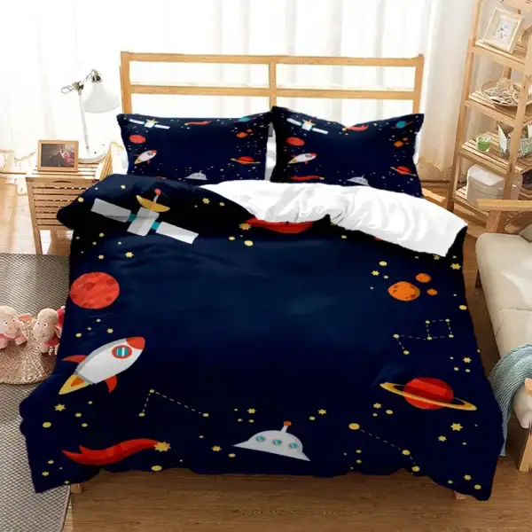 Parure de lit avec motifs spatiaux, fusées, planètes et étoiles, idéale pour décorer une chambre d'enfant passionné d'astronomie.