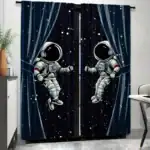 VĂȘtement de dĂ©coration de fenĂȘtres avec deux astronautes flottant dans l'espace, entourĂ©s d'Ă©toiles et de galaxies, parfait pour une chambre d'enfant ou un espace ludique.