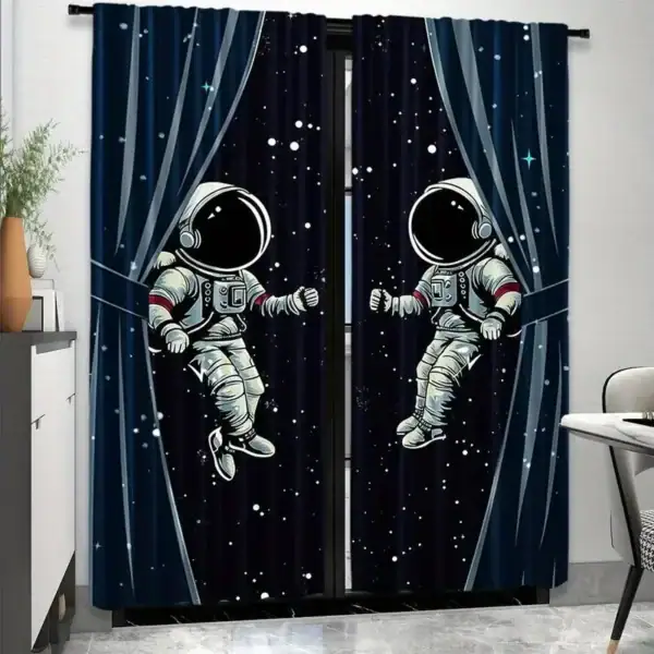 Vêtement de décoration de fenêtres avec deux astronautes flottant dans l'espace, entourés d'étoiles et de galaxies, parfait pour une chambre d'enfant ou un espace ludique.