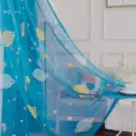 Véritable toile de décoration spatiale en tissu transparent avec motifs de planètes, étoiles et lunes, idéale pour une décoration de chambre d'enfant ou d'espace.