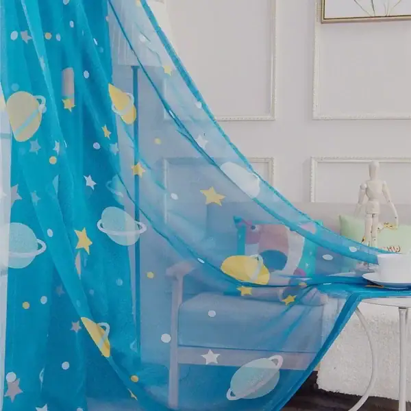Véritable toile de décoration spatiale en tissu transparent avec motifs de planètes, étoiles et lunes, idéale pour une décoration de chambre d'enfant ou d'espace.