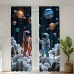 Rideaux illustrant deux enfants en costumes d'astronautes dans un décor spatial avec planètes et nuages, parfaits pour une décoration thématique scientifique ou spatiale.