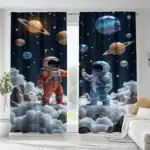 Rideaux décoratifs avec astronautes et planètes dans l'espace, créant une ambiance cosmique et imaginative pour une chambre d'enfant ou un espace thématique.