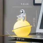 Lampe décorative en forme de vaisseau spatial avec un astronaute lumineux, idéale pour la décoration scientifique et moderne.