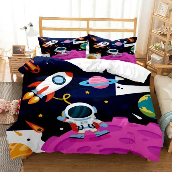 Housse de couette et taies d'oreiller avec motifs astronautes et planètes.