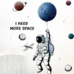 Illustration d'un astronaute en costume spatial tenant un ballon représentant une planète, avec d'autres planètes et un satellite en arrière-plan, accompagnée du texte "I NEED MORE SPACE".