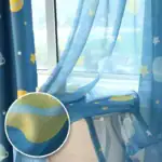 Rideau en tissu bleu avec motifs étoiles et planètes, décoratif pour chambre d'enfant ou espace ludique.