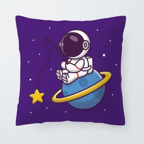 Peluche d'astronaute assis sur une planète avec une bague orbitale, dans un décor spatial avec étoiles. Idéal pour décoration ou cadeau pour passionnés d'espace et de science.
