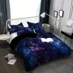 Tapisserie de lit avec motif galaxie étoilée, idéale pour une décoration intérieure moderne et cosmique.