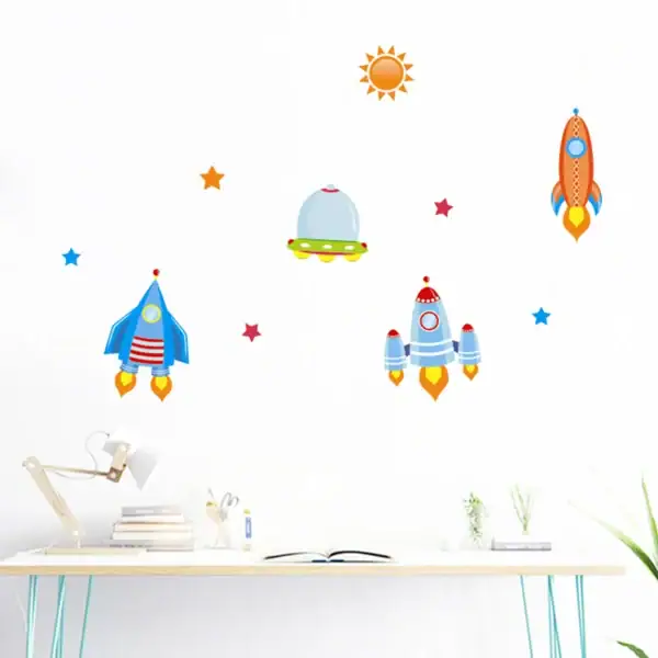 Décoration murale avec vaisseaux spatiaux colorés pour chambre d'enfant, idéale pour stimuler l'imagination et l'intérêt pour l'espace.