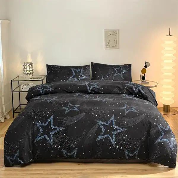 Parure de lit avec motif étoilé et cosmos, idéale pour une décoration de chambre inspirée de l'univers.