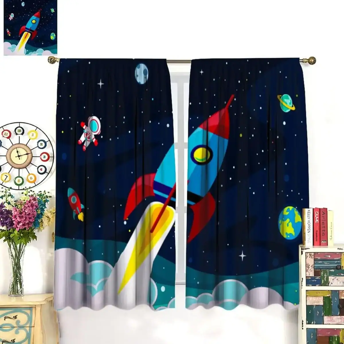 Panneaux de rideaux illustrant une fusée colorée dans l'espace avec planètes et étoiles.