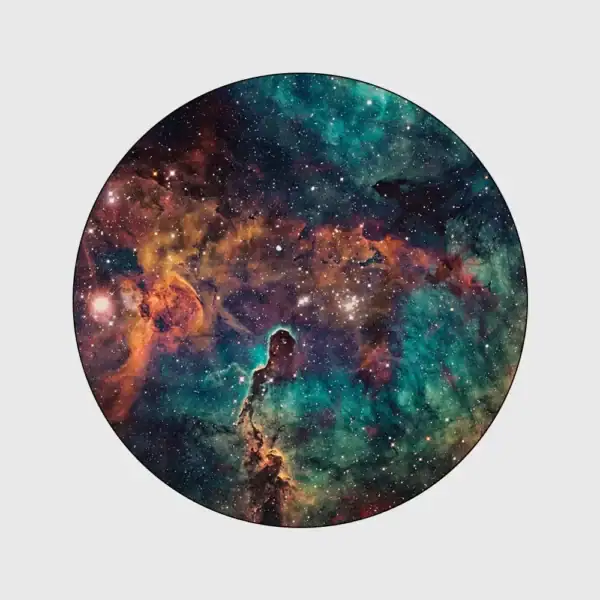 Image d'une nébuleuse cosmique avec un vaisseau spatial miniature au centre, illustrant la fascination pour l'espace et la science.