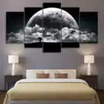 Panneau mural artistique représentant la lune et des nuages, parfait pour une décoration moderne et cosmique dans une chambre à coucher.