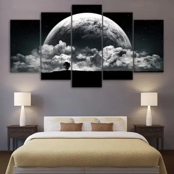Panneau mural artistique représentant la lune et des nuages, parfait pour une décoration moderne et cosmique dans une chambre à coucher.