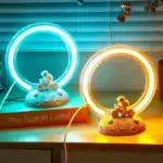 Lumières LED en forme de cercles avec figurines d'astronautes sur des bases lunaires, créant une décoration scientifique moderne et originale.