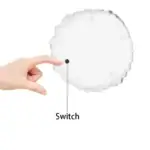 Interrupteur miniature placé sur une sphère en nuage de coton, illustrant un objet scientifique ou décoratif inspiré de la science.