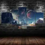 Illustration d'un paysage spatial avec montagnes, planètes et étoiles dans un ciel nocturne, affiché sur un mur en briques noires.