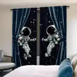 VĂȘtement de dĂ©coration pour fenĂȘtres avec deux astronautes flottant dans l'espace, illustrant une scĂšne spatiale mystĂ©rieuse et futuriste. Parfait pour une dĂ©coration thĂ©matique scientifique ou spatia.