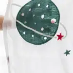 Décoration suspendue représentant la planète Terre avec étoiles et lune, idéale pour une décoration scientifique ou éducative.