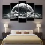 Une œuvre d'art murale représentant la lune et des nuages, idéale pour la décoration intérieure avec une touche scientifique et cosmique.