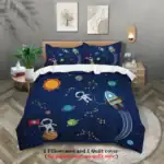 Tapisserie de lit avec motif spatial, astronautes, planètes et fusées.