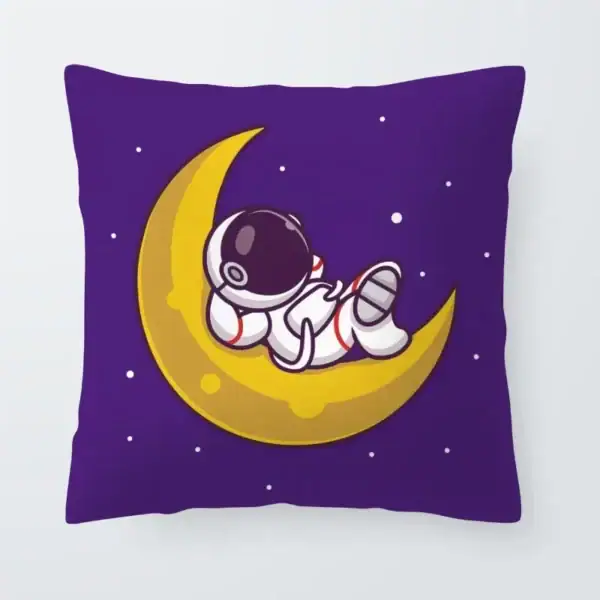Peluche d'astronaute mignonne reposant sur une lune jaune sur un coussin violet avec étoiles, idéale pour décoration thématique spatiale ou pour les amateurs d'espace.