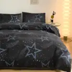 Housse de couette et taies d'oreiller avec motif d'étoiles et de galaxies dans un design cosmique.