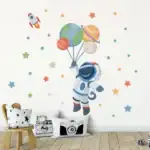 Illustration d'un astronaute flottant dans l'espace avec des planètes, une fusée et des étoiles colorées, créant une ambiance ludique et éducative pour la décoration.