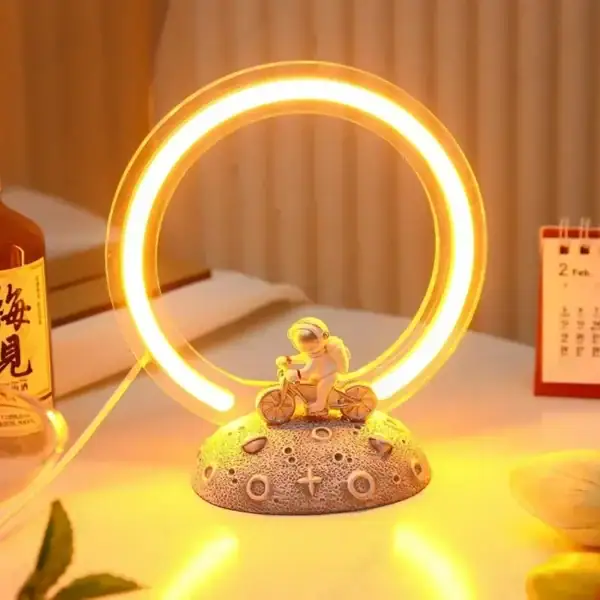 Lampe scientifique avec anneau lumineux et figurine, idéale pour la décoration de bureau ou chambre, apportant une touche moderne et ludique à votre espace.