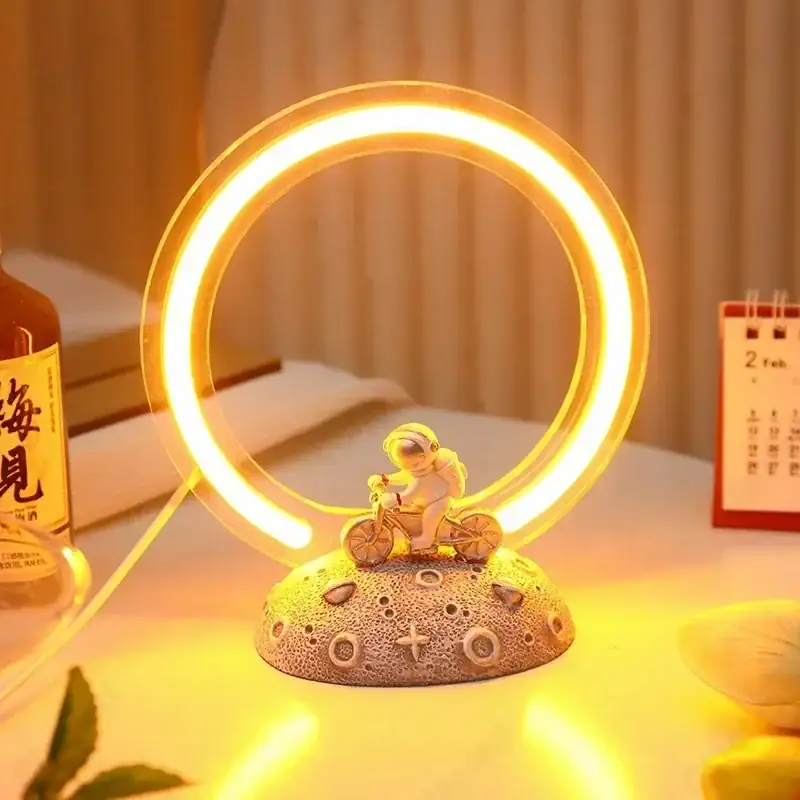 Lampe scientifique avec anneau lumineux et figurine, idéale pour la décoration de bureau ou chambre, apportant une touche moderne et ludique à votre espace.