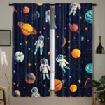 Balcon avec rideaux à motif d'astronautes et planètes, décoration thématique spatiale pour chambre d'enfant ou salle de jeux.